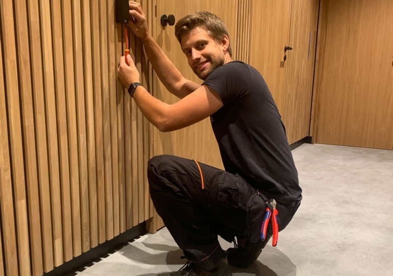 Tom installe le contrôle d'accès
